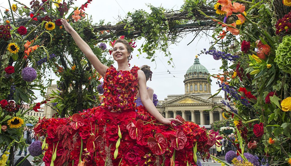 Heute am 13. Juni wurden die Touristen der Ostsee-Kreuzfahrt im Passagierhafen Marine Façade von St. Petersburg mit bunten und festlichen Blumensträußen empfangen