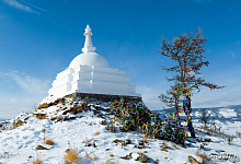 Baikalsee im Winter, die unbewohnte Insel Ogoi, die buddhistische Stupa