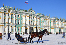 Pferdekutsche auf dem Schlossplatz in St. Petersburg, Russland