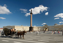 Landausflüge, Pferdekutsche auf dem Schlossplatz in St. Petersburg, Russland