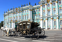 Pferdekutsche auf dem Schlossplatz in St. Petersburg, Russland