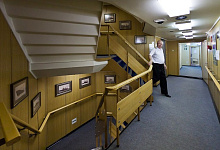 ZUM NORDPOL MIT DEM ATOMEISBRECHER 50 LET POBEDY Treppe