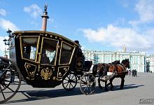 Pferdekutsche auf dem Schlossplatz in St. Petersburg, Russland