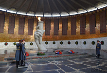 Wolgograd, die Wachablösung im Saal des Kampfruhmes auf dem Mamajew Hügel