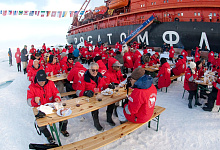 ZUM NORDPOL MIT DEM ATOMEISBRECHER 50 LET POBEDY