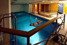 ZUM NORDPOL MIT DEM ATOMEISBRECHER 50 LET POBEDY Schwimmhalle