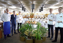 Lena-Kreuzfahrt durch Jakutien in Sibirien. MS M. Svetlov Restaurant
